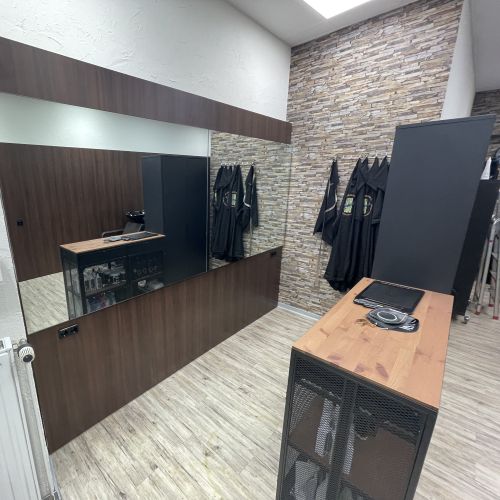 Haarstudio Empfangsbereich vor der Folierung Haarstudio Empfangsbereich vor der Folierung
