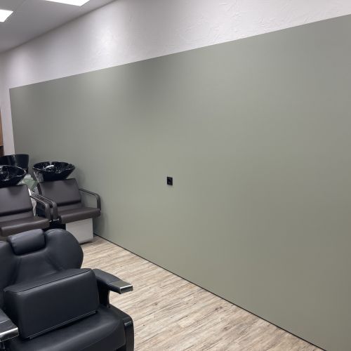 Diese Wandtafel in einem Frisörstudio wurde foliert, ohne sie auzubauen. Diese Wandtafel in einem Frisörstudio wurde foliert, ohne sie auzubauen.