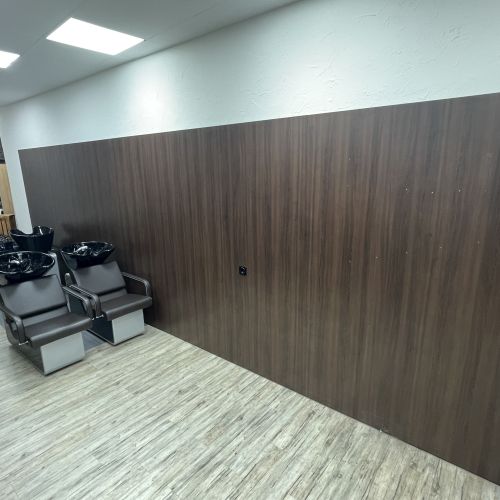 Diese Wandtafel in einem Frisörstudio wurde foliert, ohne sie auzubauen. Diese Wandtafel in einem Frisörstudio wurde foliert, ohne sie auzubauen.