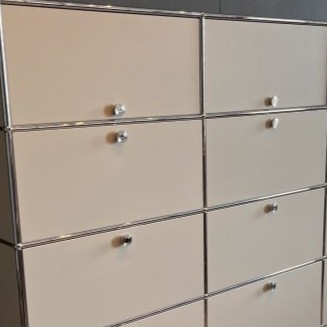 Nachher. Dieser Aktenschrank mit ursprünglich roten Fronten wurde auf weiße Fronten foliert Nachher. Dieser Aktenschrank mit ursprünglich roten Fronten wurde auf weiße Fronten foliert