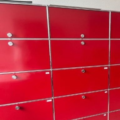 Vorher. Dieser Aktenschrank mit roten Fronten wurde auf weiße Fronten foliert Vorher. Dieser Aktenschrank mit roten Fronten wurde auf weiße Fronten foliert